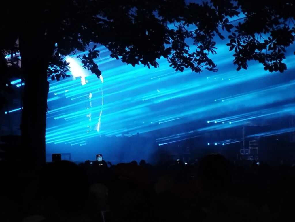 Láseres azules sobre el público durante una sesión de Charlotte de Witte