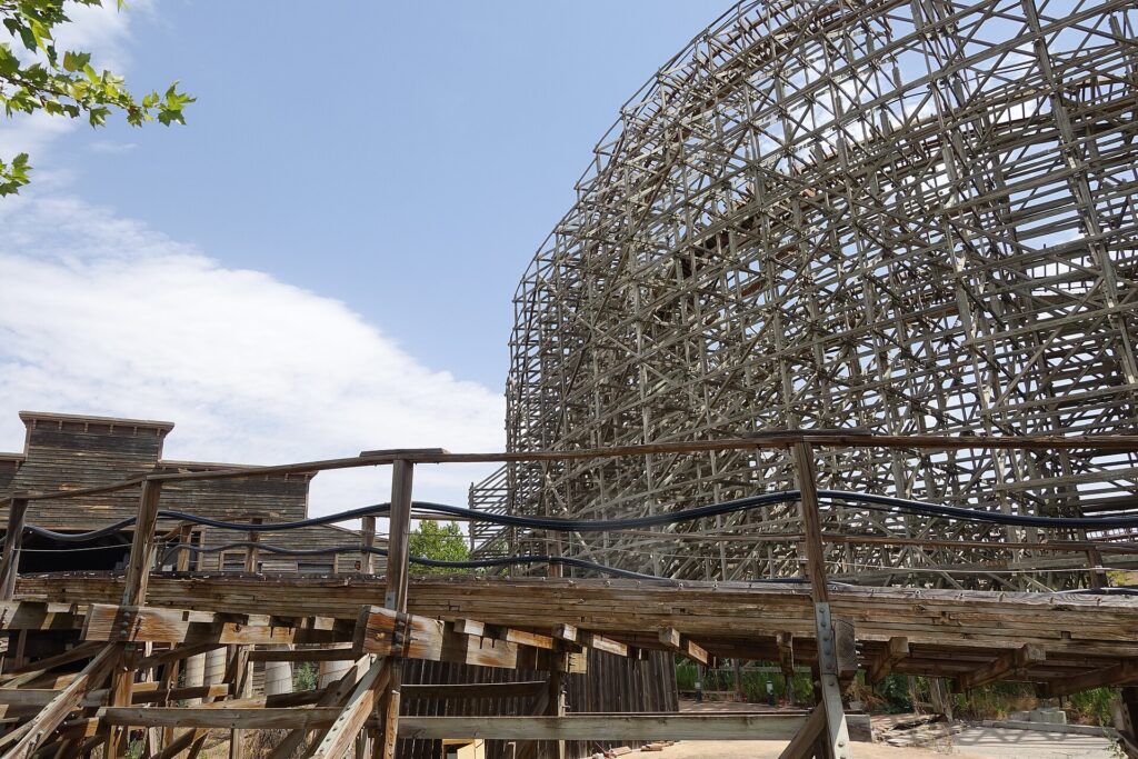 Montaña rusa de madera en Parque Warner Madrid