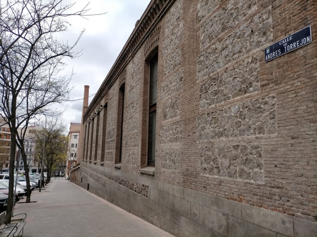 Fachada de ladrillo de la Real Fábrica de Tapices de Madrid