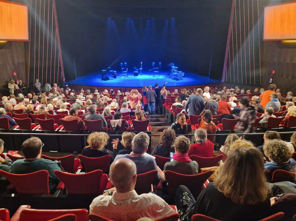 Público en la Sala Roja de los Teatros del Canal de Madrid antes de una función