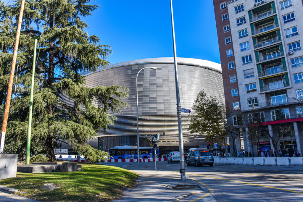 Fachada metálica del estadio Santiago Bernabéu renovado, en Madrid