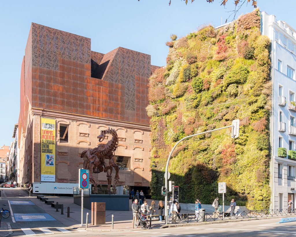 Edificio y jardín vertical de CaixaForum Madrid