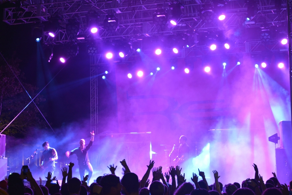 Escenario de concierto con focos violetas