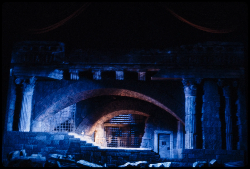 Escenario de teatro iluminado