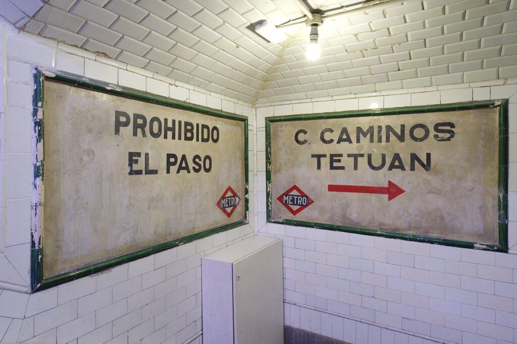 Pasillo de azulejos de la antigua estación de Metro de Chamberí con el cartel Prohibido el paso