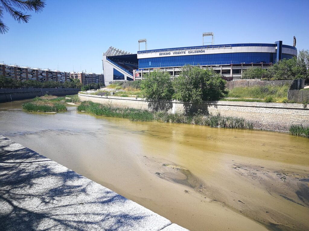 Paseo junto al río Manzanares en Madrid Río