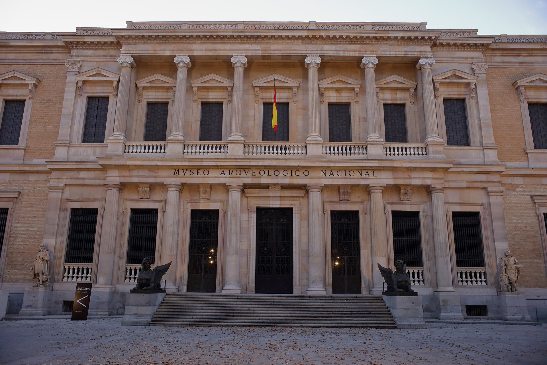 Fachada del Museo Arqueológico Nacional en la calle Serrano, Madrid