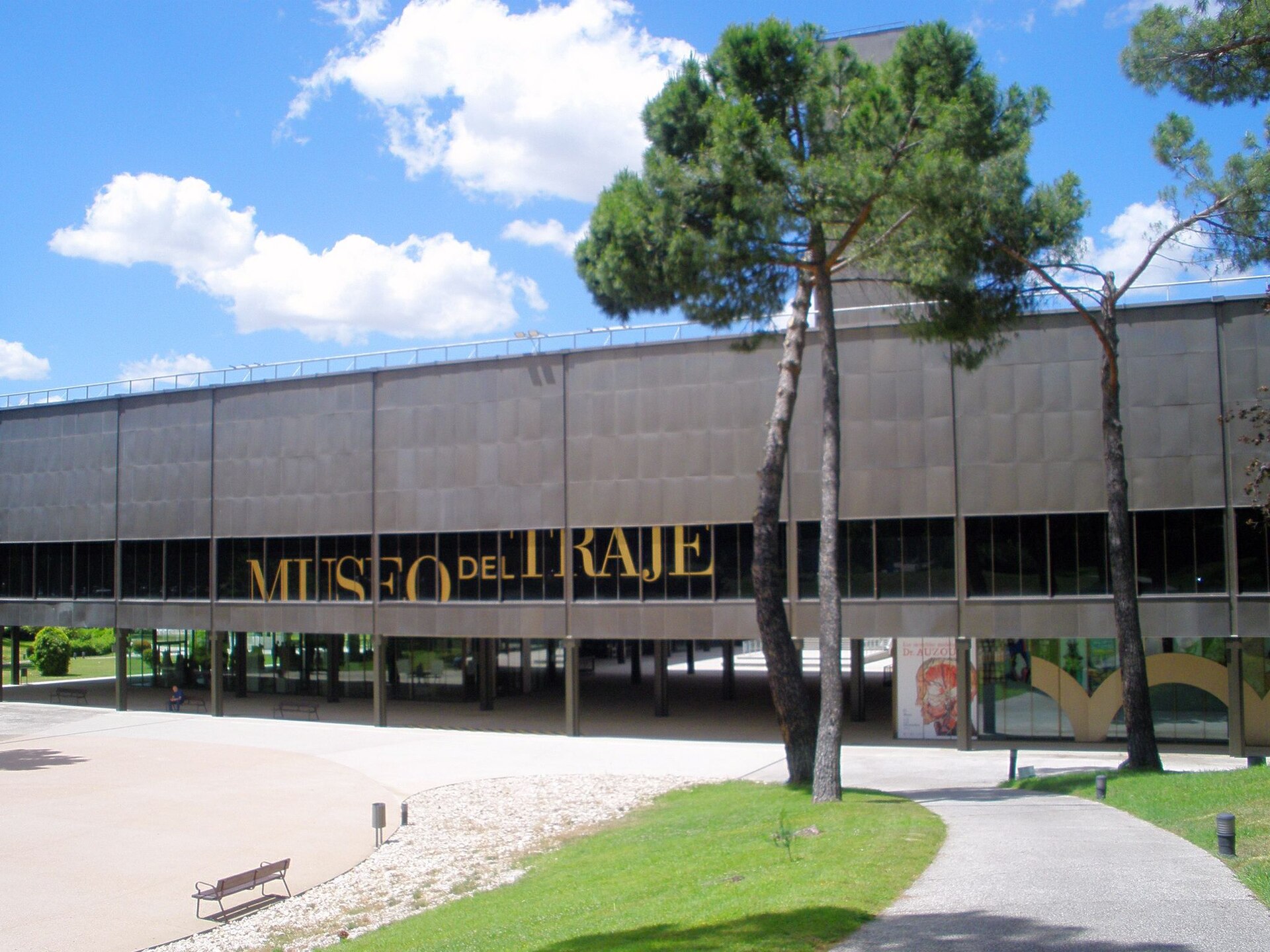 Edificio del Museo del Traje en Ciudad Universitaria, Madrid