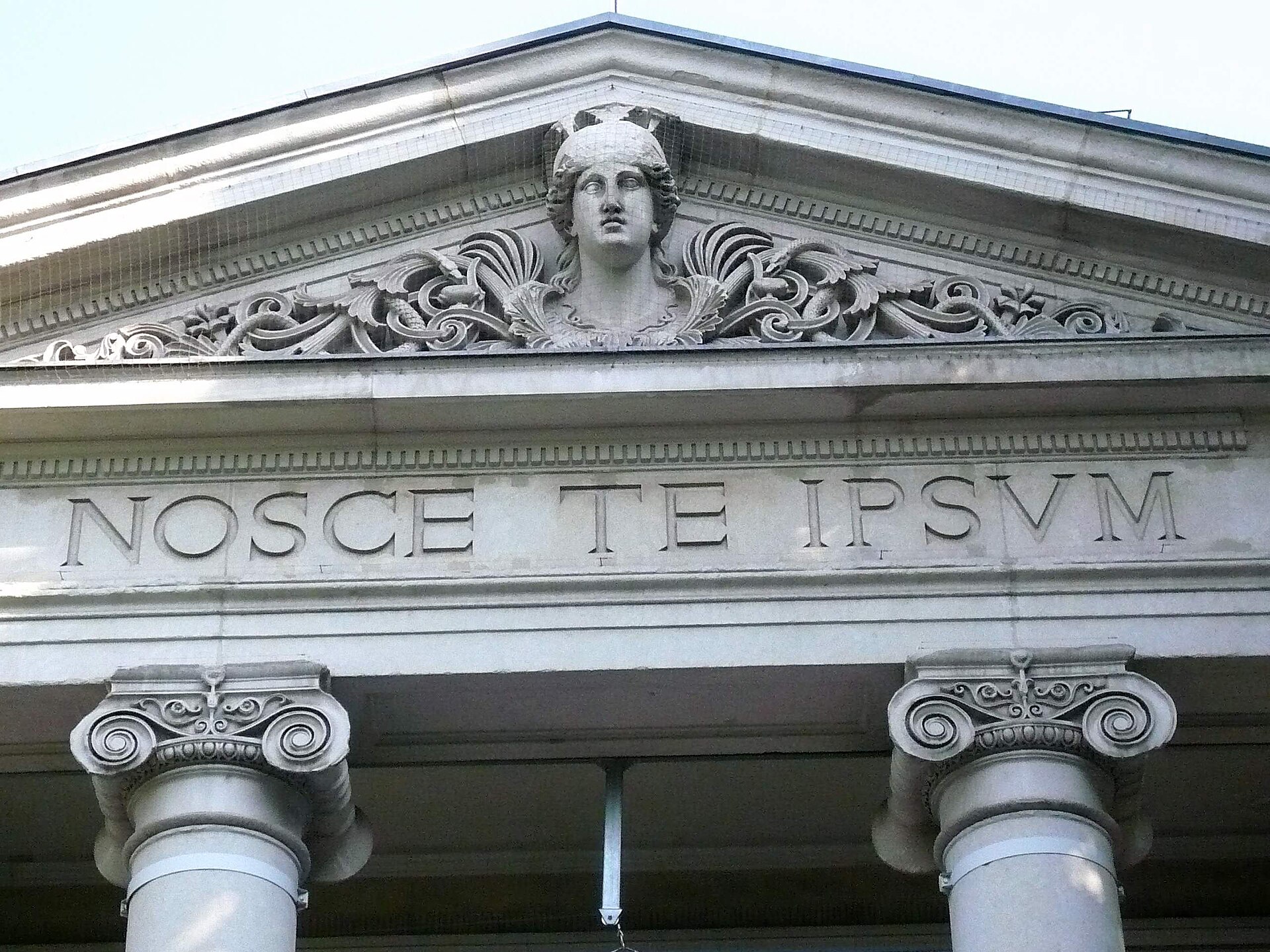 Frontón con la inscripción Nosce te ipsum del Museo Nacional de Antropología, Madrid