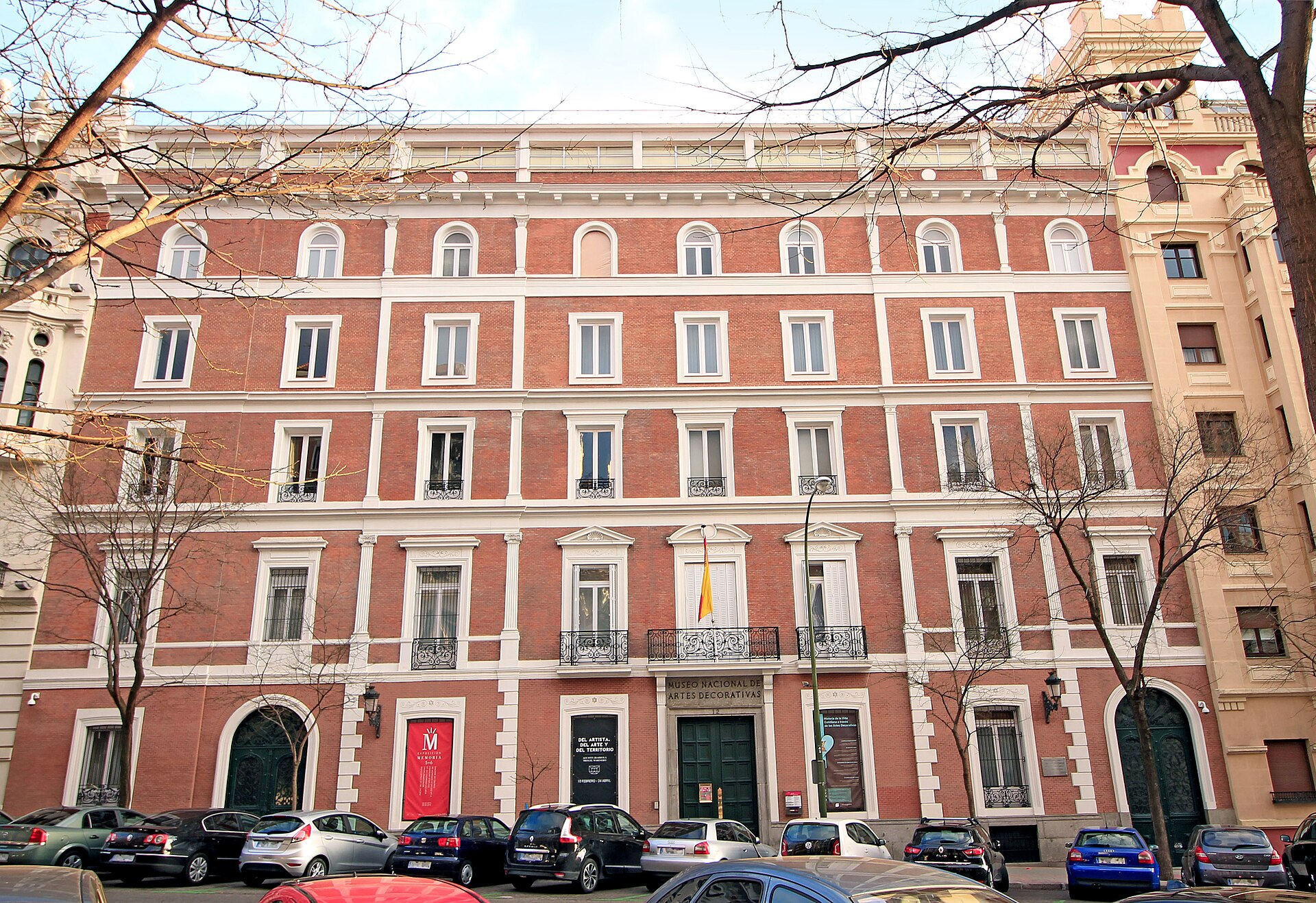Fachada del Museo Nacional de Artes Decorativas en la calle Montalbán, Madrid